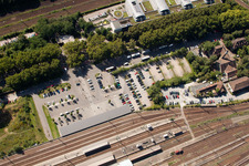 Schrägluftbild von Gleisverlauf und Gebäude des Hauptbahnhofes der Deutschen Bahn in Karlsruhe im Ortsteil Südweststadt im Bundesland Baden-Württemberg, Deutschland