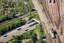 Luftaufnahme von Ein- und Ausfahrt des Edeltrud Tunnel der Südtangente die Straße B10 verläuft durch den Tunnel im Ortsteil Beiertheim - Bulach in Karlsruhe im Ortsteil Beiertheim-Bulach im Bundesland Baden-Württemberg, Deutschland