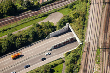Ein- und Ausfahrt des Edeltrud Tunnel der Südtangente die Straße B10 verläuft durch den Tunnel im Ortsteil Beiertheim - Bulach in Karlsruhe im Ortsteil Beiertheim-Bulach im Bundesland Baden-Württemberg, Deutschland von oben