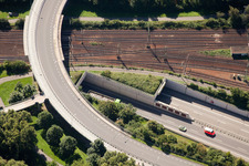 Schrägluftbild von Streckenführung der Bahn- Kreuzung der Schienen- und Gleisanlagen der Deutschen Bahn in Karlsruhe im Ortsteil Beiertheim-Bulach im Bundesland Baden-Württemberg, Deutschland