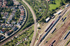 Streckenführung der Bahn- Kreuzung der Schienen- und Gleisanlagen der Deutschen Bahn in Karlsruhe im Ortsteil Beiertheim-Bulach im Bundesland Baden-Württemberg, Deutschland von oben