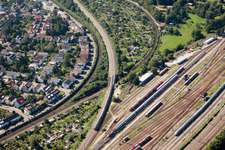 Streckenführung der Bahn- Kreuzung der Schienen- und Gleisanlagen der Deutschen Bahn in Karlsruhe im Ortsteil Beiertheim-Bulach im Bundesland Baden-Württemberg, Deutschland aus der Luft