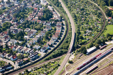 Streckenführung der Bahn- Kreuzung der Schienen- und Gleisanlagen der Deutschen Bahn in Karlsruhe im Ortsteil Beiertheim-Bulach im Bundesland Baden-Württemberg, Deutschland von oben gesehen