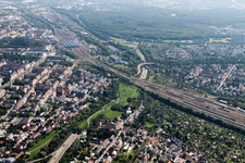 Gleisverlauf und Gebäude des Hauptbahnhofes der Deutschen Bahn in Karlsruhe im Ortsteil Südweststadt im Bundesland Baden-Württemberg, Deutschland von oben