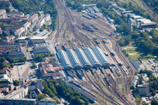 Gleisverlauf und Gebäude des Hauptbahnhofes der Deutschen Bahn in Karlsruhe im Ortsteil Südweststadt im Bundesland Baden-Württemberg, Deutschland aus der Luft