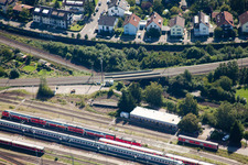 Gleisanlagen und Schienenstrecken am Rundschuppen ( auch Lokschuppen, Lokhalle oder Triebfahrzeughalle ) des Bahn- Betriebswerkes Dampflokfreunde Karlsruhe e.V. im Ortsteil Beiertheim - Bulach in Karlsruhe im Ortsteil Beiertheim-Bulach im Bundesland Baden-Württemberg, Deutschland
