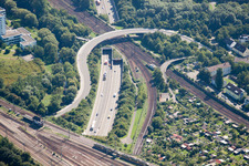 Drohnenaufname von Ein- und Ausfahrt des Edeltrud Tunnel der Südtangente die Straße B10 verläuft durch den Tunnel im Ortsteil Beiertheim - Bulach in Karlsruhe im Ortsteil Beiertheim-Bulach im Bundesland Baden-Württemberg, Deutschland