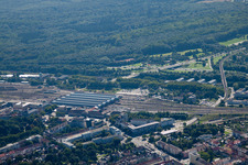 Gleisverlauf und Gebäude des Hauptbahnhofes der Deutschen Bahn in Karlsruhe im Ortsteil Südweststadt im Bundesland Baden-Württemberg, Deutschland vom Flugzeug aus