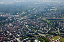 Gleisverlauf und Gebäude des Hauptbahnhofes der Deutschen Bahn in Karlsruhe im Ortsteil Südweststadt im Bundesland Baden-Württemberg, Deutschland aus der Luft betrachtet