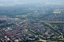 Ortsansicht der Straßen und Häuser der Wohngebiete im Ortsteil Südweststadt in Karlsruhe im Bundesland Baden-Württemberg, Deutschland