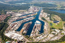 Hafenanlagen am Ufer des Hafenbeckens Rheinhafen in Karlsruhe im Ortsteil Mühlburg im Bundesland Baden-Württemberg, Deutschland