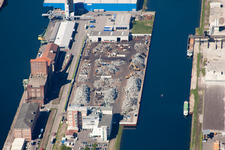 Luftbild von Hafenanlagen am Ufer des Hafenbeckens Rheinhafen in Karlsruhe im Ortsteil Mühlburg im Bundesland Baden-Württemberg, Deutschland