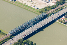Fluß - Brückenbauwerk über den Rhein im Ortsteil Knielingen in Karlsruhe im Bundesland Baden-Württemberg, Deutschland