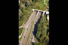 Schrägluftbild von Ein- und Ausfahrt des Edeltrud Tunnel der Südtangente die Straße B10 verläuft durch den Tunnel im Ortsteil Beiertheim - Bulach in Karlsruhe im Ortsteil Beiertheim-Bulach im Bundesland Baden-Württemberg, Deutschland