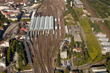 Gleisverlauf und Gebäude des Hauptbahnhofes der Deutschen Bahn in Karlsruhe im Ortsteil Südweststadt im Bundesland Baden-Württemberg, Deutschland aus der Drohnenperspektive