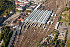 Gleisverlauf und Gebäude des Hauptbahnhofes der Deutschen Bahn in Karlsruhe im Ortsteil Südweststadt im Bundesland Baden-Württemberg, Deutschland von einer Drohne aus