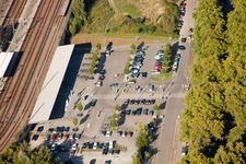 Gleisverlauf und Gebäude des Hauptbahnhofes der Deutschen Bahn in Karlsruhe im Ortsteil Südweststadt im Bundesland Baden-Württemberg, Deutschland von der Drohne aus gesehen