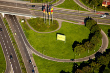 Streckenführung und Fahrspuren im Verlauf der Autobahn- Abfahrt und Zufahrt der BAB A5 im Ortsteil Weiherfeld - Dammerstock in Karlsruhe im Ortsteil Weiherfeld-Dammerstock im Bundesland Baden-Württemberg, Deutschland