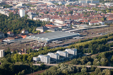 Luftbild von Gleisverlauf und Gebäude des Hauptbahnhofes der Deutschen Bahn in Karlsruhe im Ortsteil Südweststadt im Bundesland Baden-Württemberg, Deutschland