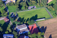 Schrägluftbild von Sportplätze des TuS Elmendingen e.V im Ortsteil Ellmendingen in Keltern im Bundesland Baden-Württemberg, Deutschland