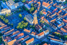 Luftaufnahme von Marktplatz, St. Georgskirche in Kandel im Bundesland Rheinland-Pfalz, Deutschland