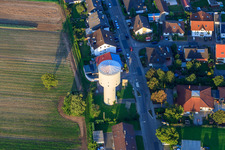 Am Wasserturm in Kandel im Bundesland Rheinland-Pfalz, Deutschland von einer Drohne aus