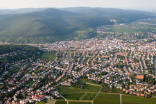 Luftaufnahme von Neustadt an der Weinstraße von Süden im Bundesland Rheinland-Pfalz, Deutschland