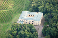 Schrägluftbild von Palais des Schloss Villa Ludwigshöhe in Edenkoben im Bundesland Rheinland-Pfalz, Deutschland