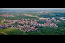 Panorama Ortsansicht der Straßen und Häuser der Wohngebiete in Edenkoben im Bundesland Rheinland-Pfalz, Deutschland