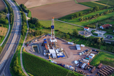 Schrägluftbild von Baustelle zur 2. Bohrung an der Geothermieanlage an der A65 in Insheim im Bundesland Rheinland-Pfalz, Deutschland