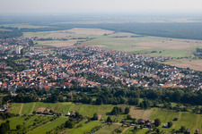 Ortsteil Linkenheim in Linkenheim-Hochstetten im Bundesland Baden-Württemberg, Deutschland aus der Drohnenperspektive