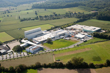 Luftaufnahme von Gebäude und Produktionshallen auf dem Werksgelände des Chemieproduzenten KLEBCHEMIE M. G. Becker GmbH & Co. KG in Weingarten im Bundesland Baden-Württemberg, Deutschland