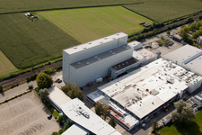 Schrägluftbild von Gebäude und Produktionshallen auf dem Werksgelände des Chemieproduzenten KLEBCHEMIE M. G. Becker GmbH & Co. KG in Weingarten im Bundesland Baden-Württemberg, Deutschland