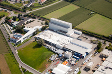 Gebäude und Produktionshallen auf dem Werksgelände des Chemieproduzenten KLEBCHEMIE M. G. Becker GmbH & Co. KG in Weingarten im Bundesland Baden-Württemberg, Deutschland aus der Luft