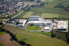 Gebäude und Produktionshallen auf dem Werksgelände des Chemieproduzenten KLEBCHEMIE M. G. Becker GmbH & Co. KG in Weingarten im Bundesland Baden-Württemberg, Deutschland vom Flugzeug aus