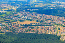 Stadtansicht von Osten im Ortsteil Neureut in Karlsruhe im Bundesland Baden-Württemberg, Deutschland