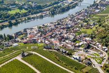 Luftbild von Dorfkern an den Fluß- Uferbereichen der Mosel in Wormeldange in Grevenmacher in Wormeldingen, Luxemburg