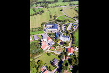 Gebäudekomplex der Hotelanlage Victor's Residenz-Hotel Schloss Berg und Niederburg Nennig in Perl im Bundesland Saarland, Deutschland von oben