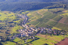 Dorfansicht zu Füßen von Weinbergen in Wawern im Bundesland Rheinland-Pfalz, Deutschland