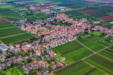 Dorfansicht von Nordwesten in Gönnheim im Bundesland Rheinland-Pfalz, Deutschland