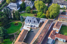 Schrägluftbild von Weingut Dr. Bürklin-Wolf in Wachenheim an der Weinstraße im Bundesland Rheinland-Pfalz, Deutschland