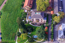 Luftaufnahme von Weingut Villa Wolf in Wachenheim an der Weinstraße im Bundesland Rheinland-Pfalz, Deutschland