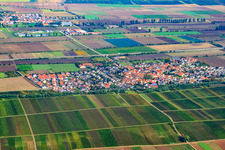 Dorfansicht an der A6 von Süden in Gerolsheim im Bundesland Rheinland-Pfalz, Deutschland