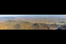 Luftbild von Haardt Panorama hinter der Madenburg in Eschbach im Bundesland Rheinland-Pfalz, Deutschland