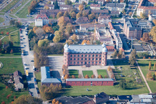 Luftbild von Gebäudekomplex der Hochschule Schloss Gottesaue -Hochschule für Musik in Karlsruhe im Ortsteil Oststadt im Bundesland Baden-Württemberg, Deutschland