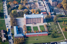 Luftaufnahme von Gebäudekomplex der Hochschule Schloss Gottesaue - Hochschule für Musik in Karlsruhe im Ortsteil Oststadt im Bundesland Baden-Württemberg, Deutschland