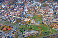 Schloss Gottesaue und Otto-Dullenkopf-Park im Ortsteil Oststadt in Karlsruhe im Bundesland Baden-Württemberg, Deutschland
