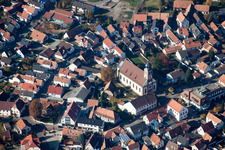 Luftaufnahme von Kirchengebäude im Dorfkern in Hagenbach im Bundesland Rheinland-Pfalz, Deutschland
