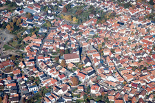Kirchengebäude im Dorfkern in Hagenbach im Bundesland Rheinland-Pfalz, Deutschland von oben
