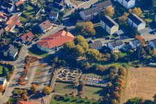 Luftbild von Grundschule Hainbuchenschule Hagenbach und  Kulturzentrum und neuer Friedhof im Bundesland Rheinland-Pfalz, Deutschland